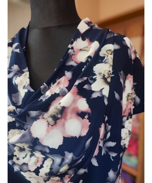 Bluzka z lejącym dekoltem typu woda - rozmazane pudrowe kwiaty